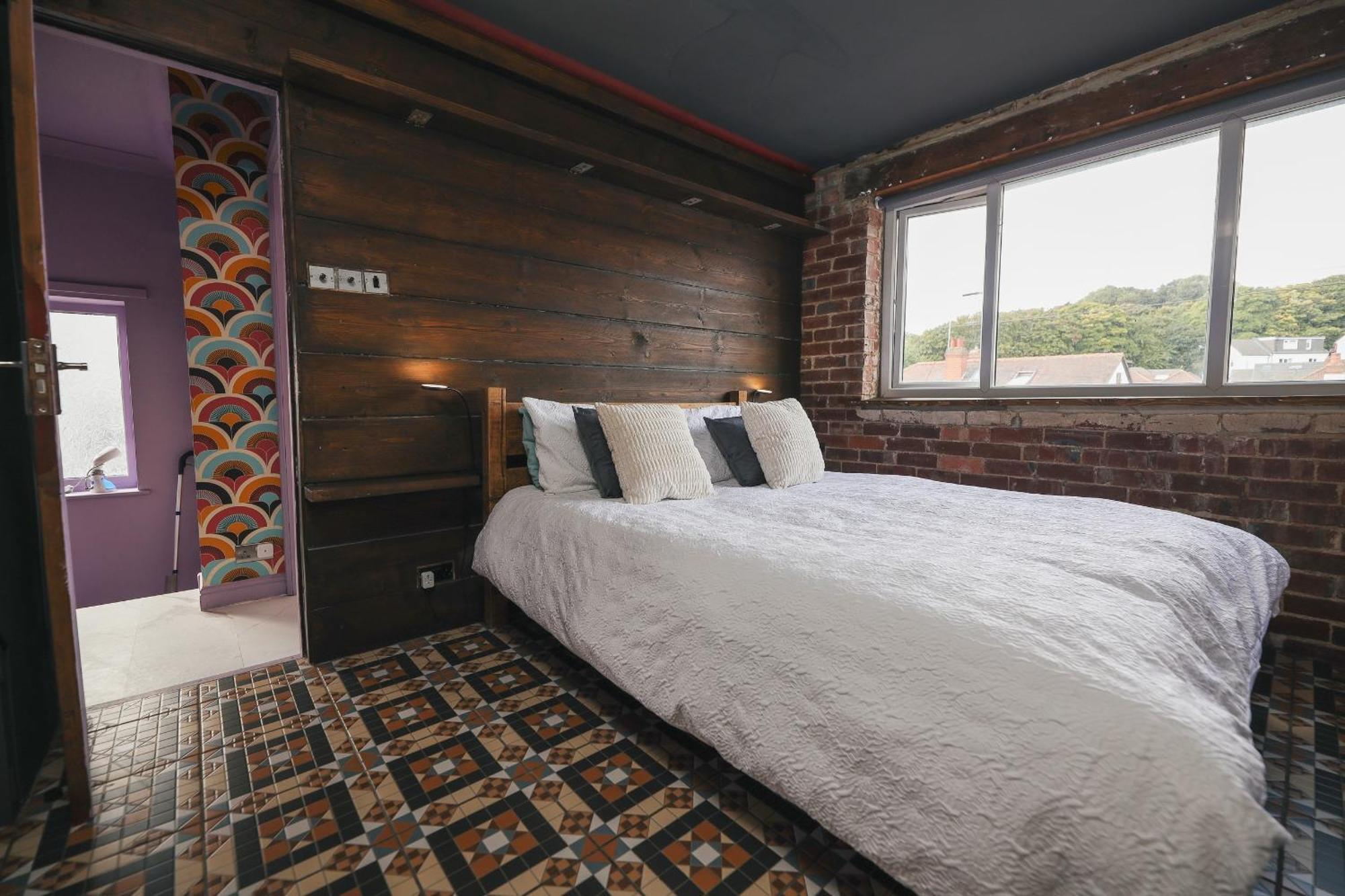 Bed & Breakfast Franky's Place, In Roundhay, - Free Parking, Breakfast & Wifi