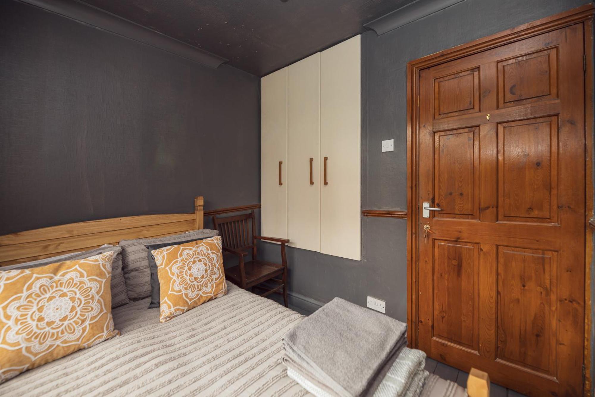 Franky's Place, In Roundhay, - Free Parking, Breakfast & Wifi Bed & Breakfast